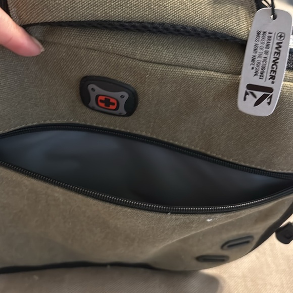 Wenger Zinc 14” Messenger Laptop Bag - Picture 6 of 14